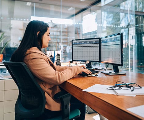 Accounting-Woman-at-desk